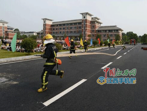 宜春消防支隊(duì)深入宜春中學(xué)開(kāi)展消防知識(shí)進(jìn)軍訓(xùn)活動(dòng)